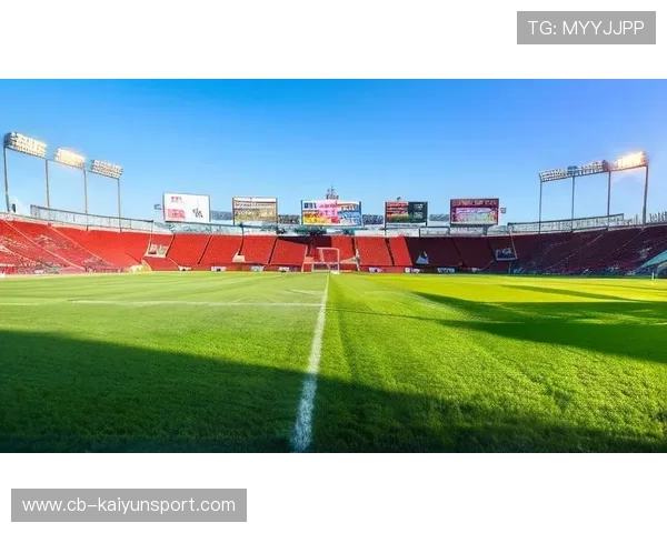 上海申花拉唐边路传中助攻锋线，激情绽放足球场